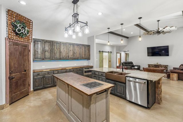 105 Dillard Ln, Bergheim, TX 78004