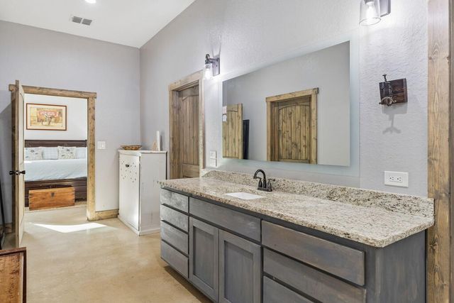 105 Dillard Ln, Bergheim, TX 78004