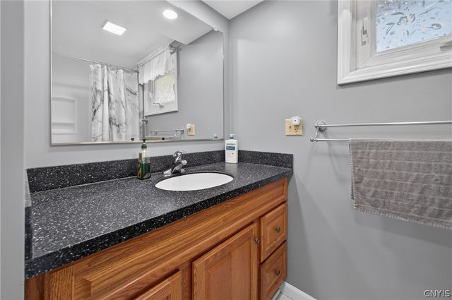 11 Bellewood Circle, Cicero, NY 13212