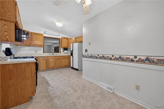 11 Bellewood Circle, Cicero, NY 13212