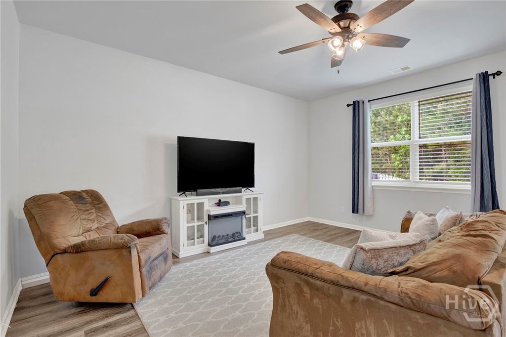 Image 6 of property listing at 367 Brennan Drive, Richmond Hill, GA 31324