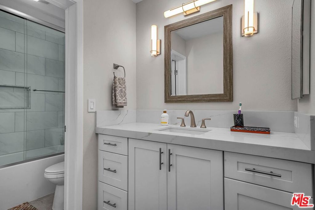 Image 14 of property listing at 11645 Montana Avenue 107, Los Angeles, CA 90049