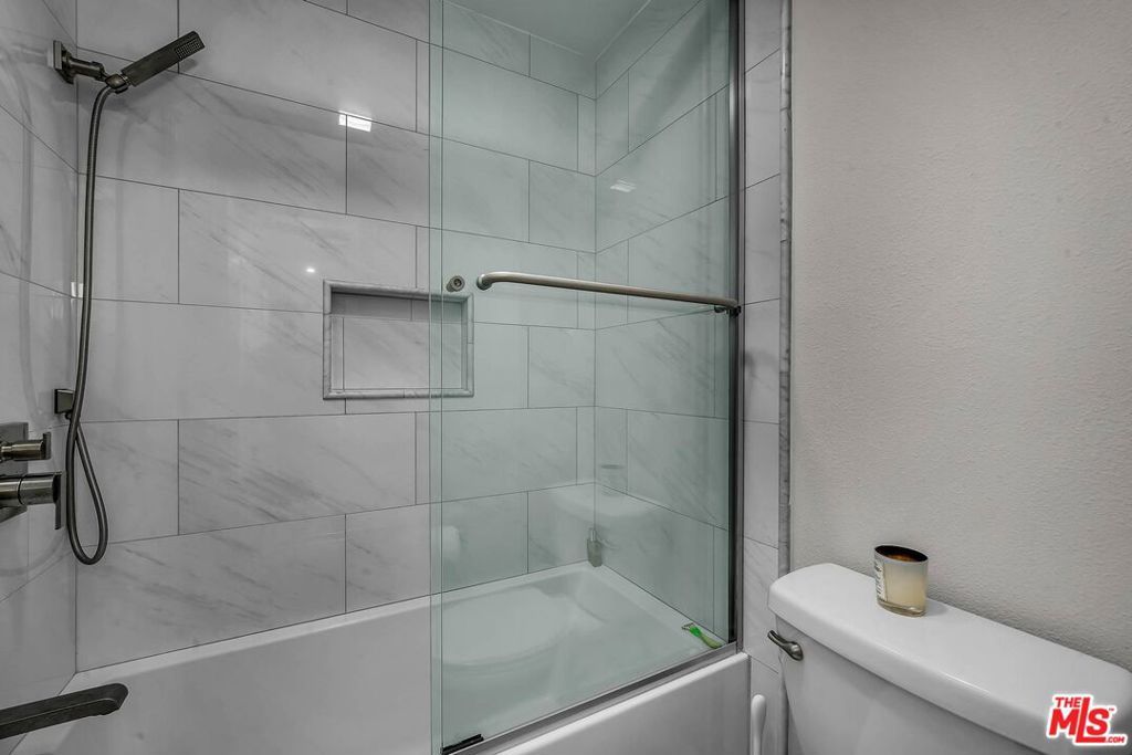 Image 15 of property listing at 11645 Montana Avenue 107, Los Angeles, CA 90049