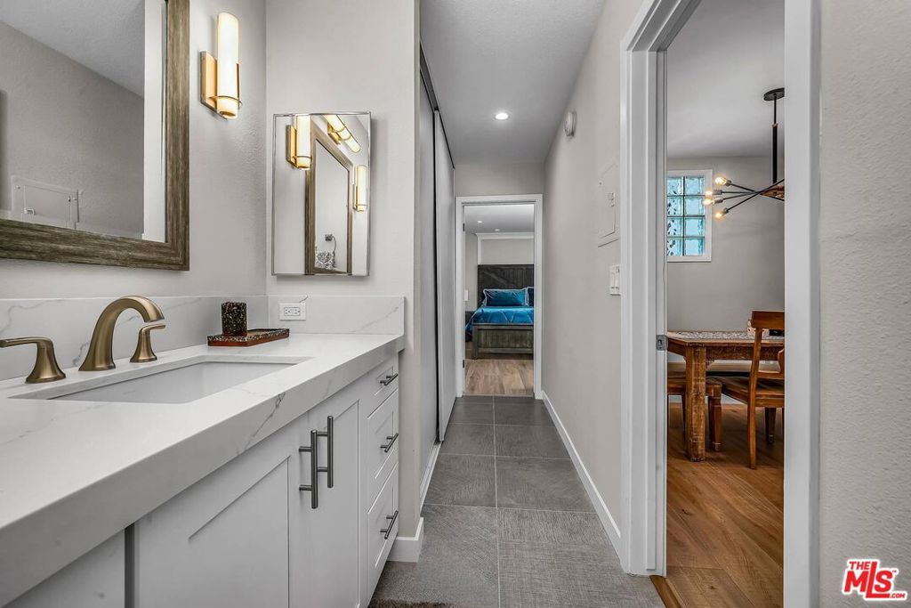 Image 16 of property listing at 11645 Montana Avenue 107, Los Angeles, CA 90049