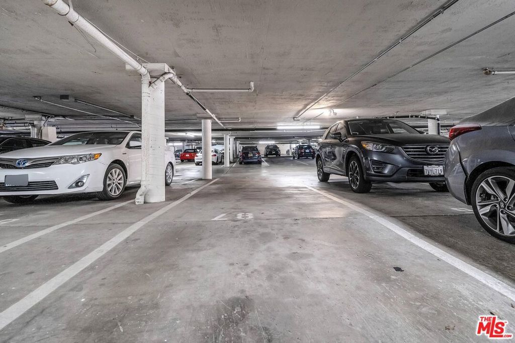 Image 21 of property listing at 11645 Montana Avenue 107, Los Angeles, CA 90049