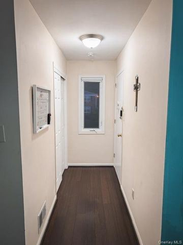 16 Milford Lane 7R, Suffern, NY 10901