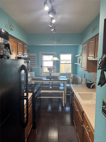 16 Milford Lane 7R, Suffern, NY 10901