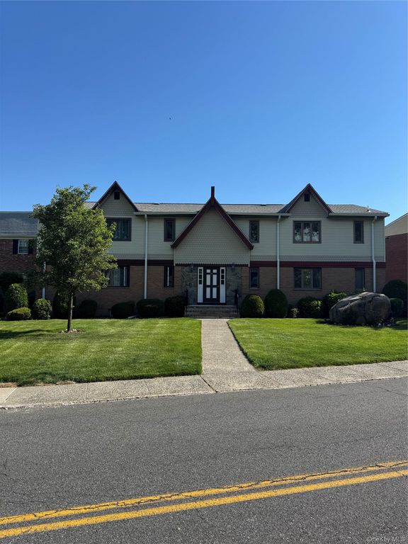 16 Milford Lane 7R, Suffern, NY 10901