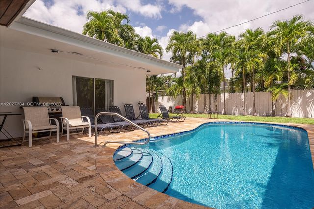 2555 NE 202nd St, Miami, FL 33180