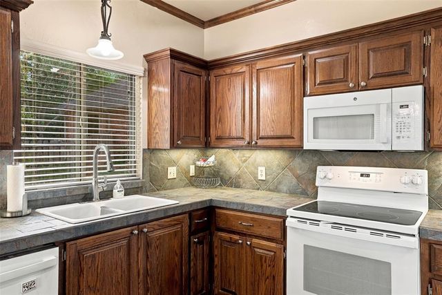 1718 Bridlewood Court, Shawnee, OK 74804