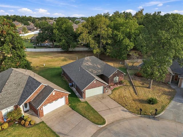 1718 Bridlewood Court, Shawnee, OK 74804