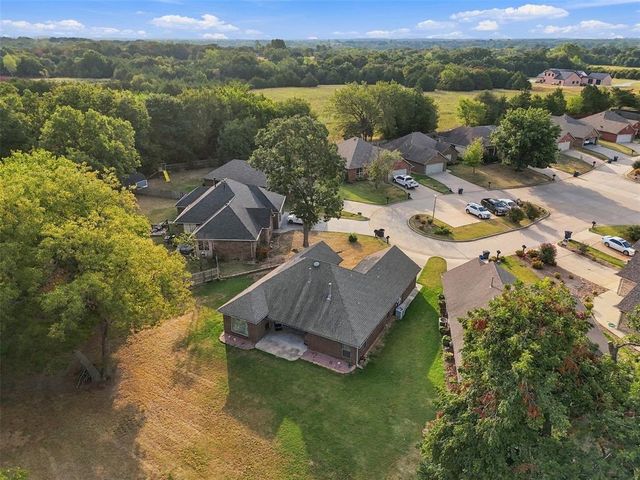 1718 Bridlewood Court, Shawnee, OK 74804