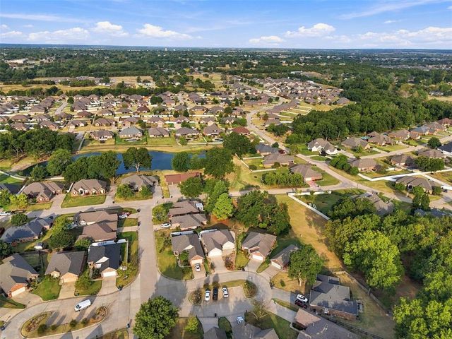 1718 Bridlewood Court, Shawnee, OK 74804