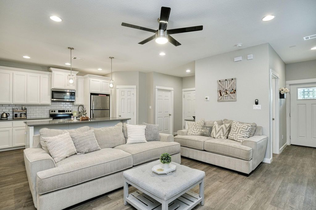 125 Hawea LN, Bastrop, TX 78602