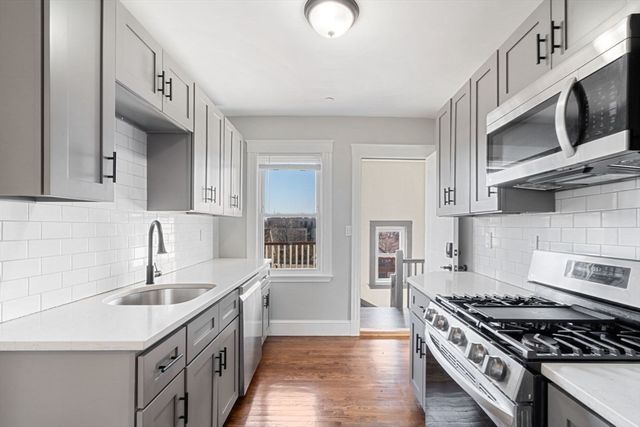 10 Centre Ave 6, Boston, MA 02124