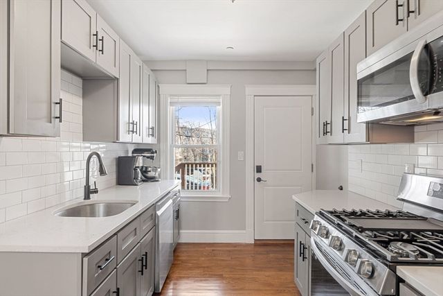 10 Centre Ave 6, Boston, MA 02124