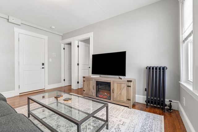 10 Centre Ave 6, Boston, MA 02124