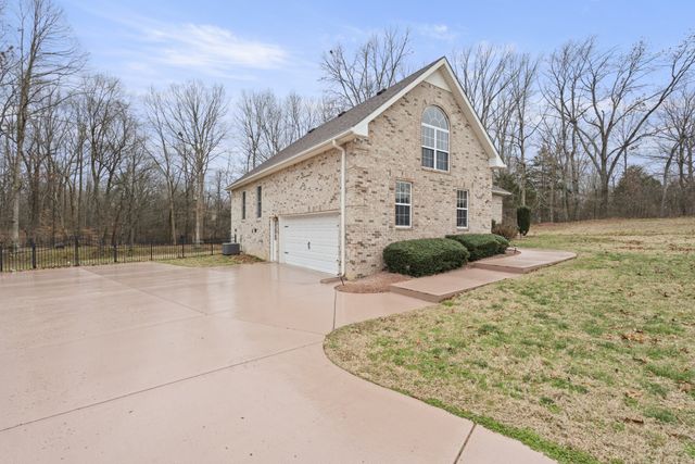 5037 Summit Dr, Greenbrier, TN 37073