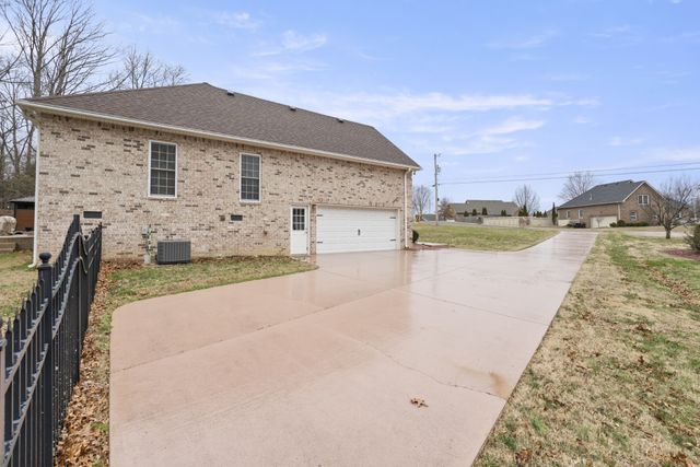 5037 Summit Dr, Greenbrier, TN 37073