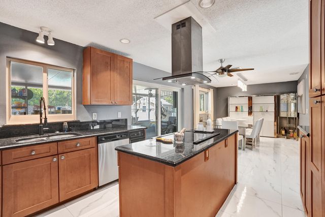 307 SE 14th Place, Deerfield Beach, FL 33441