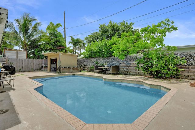 307 SE 14th Place, Deerfield Beach, FL 33441