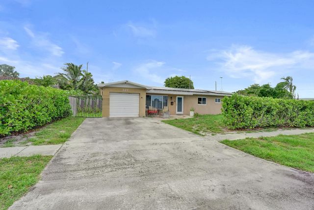 307 SE 14th Place, Deerfield Beach, FL 33441