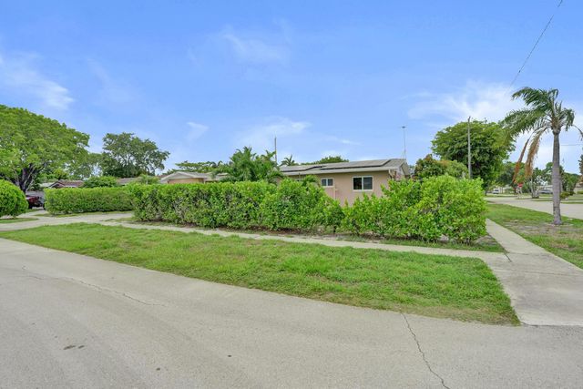 307 SE 14th Place, Deerfield Beach, FL 33441