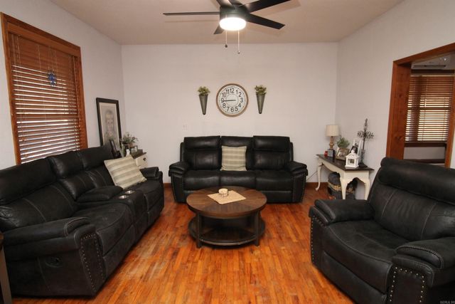 1210 W Emerson St, Paragould, AR 72450