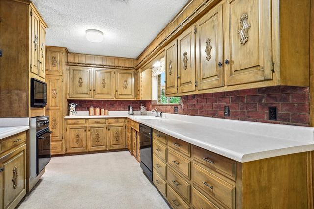 2105 Camelot Drive, Grapevine, TX 76051