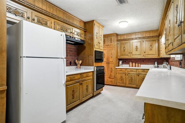 2105 Camelot Drive, Grapevine, TX 76051