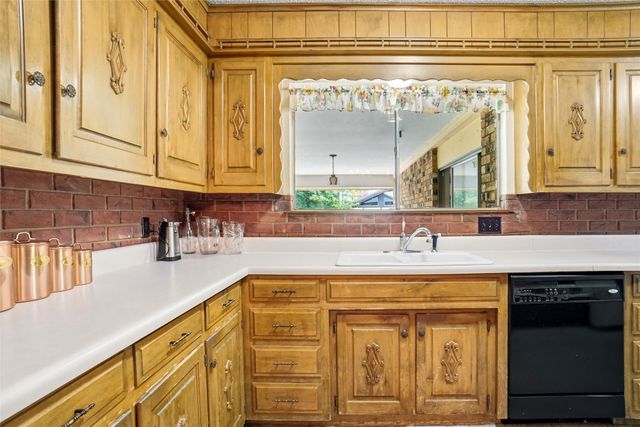 2105 Camelot Drive, Grapevine, TX 76051
