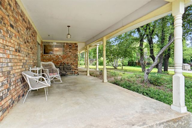 2105 Camelot Drive, Grapevine, TX 76051