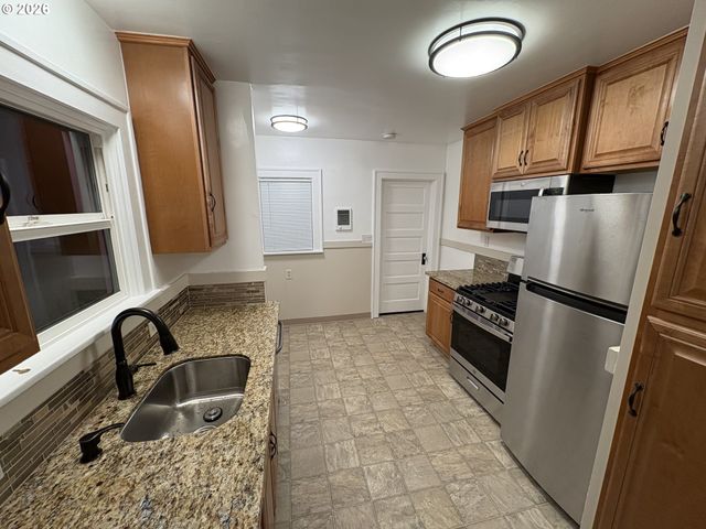 9646 Se STEELE St, Portland, OR 97266