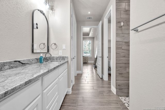 221 Cibolo Ridge Dr, La Vernia, TX 78121
