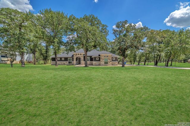 221 Cibolo Ridge Dr, La Vernia, TX 78121