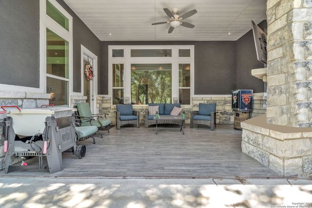 221 Cibolo Ridge Dr, La Vernia, TX 78121