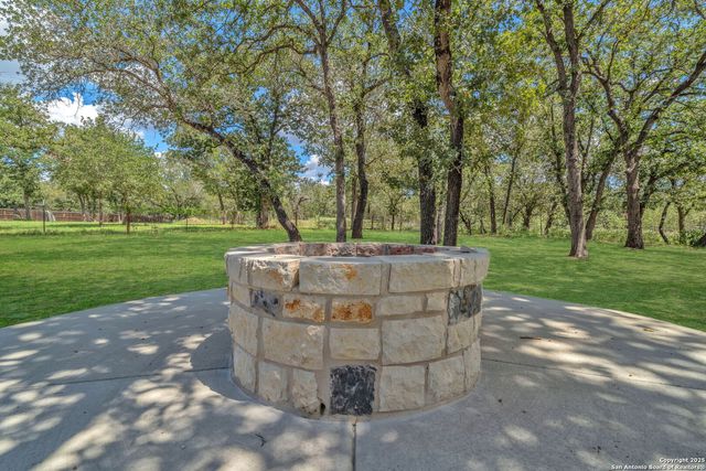 221 Cibolo Ridge Dr, La Vernia, TX 78121