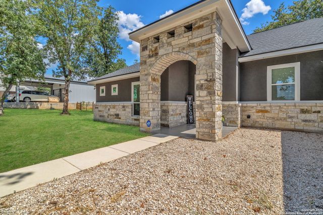 221 Cibolo Ridge Dr, La Vernia, TX 78121
