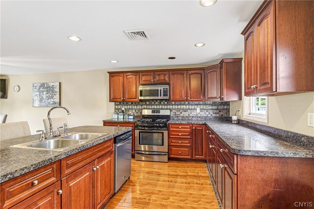 7 Clintonview Road, New Hartford, NY 13413