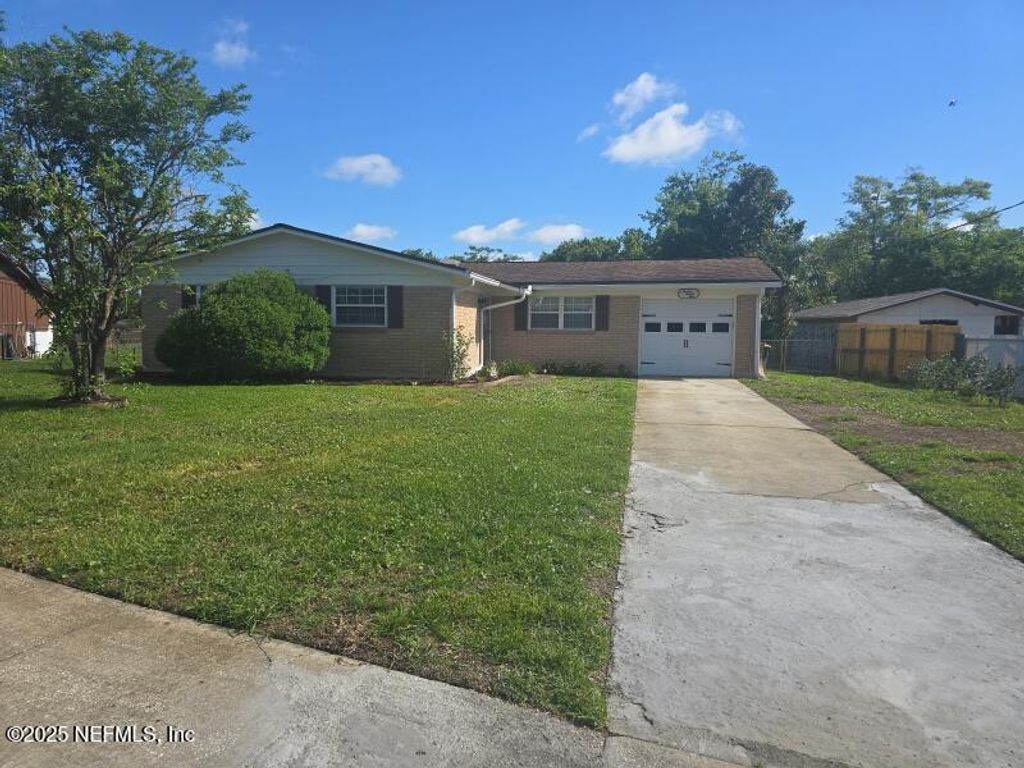 735 FOXBRIAR Cove, Jacksonville, FL 32221