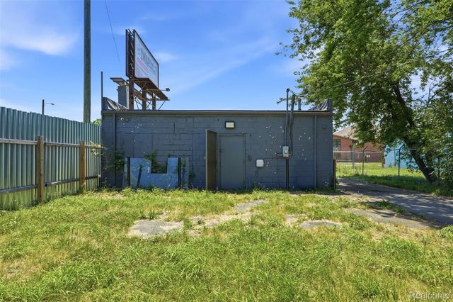 19512 Schoolcraft, Detroit, MI 48223