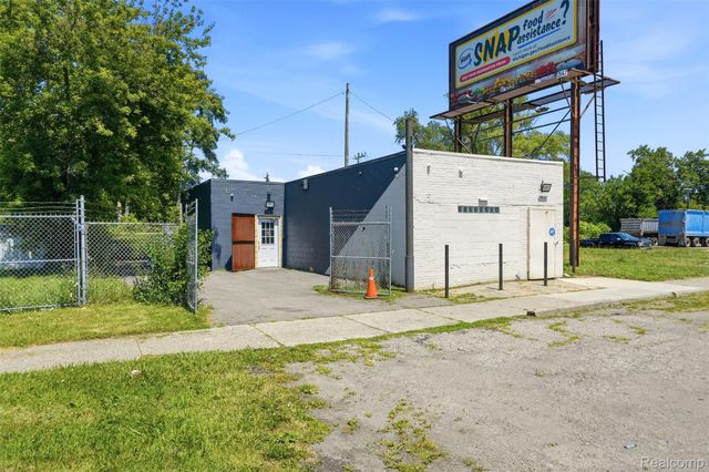 19512 Schoolcraft, Detroit, MI 48223