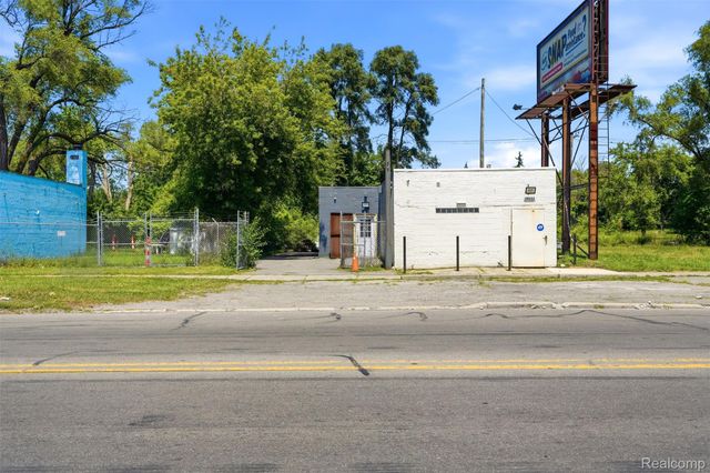 19512 Schoolcraft, Detroit, MI 48223