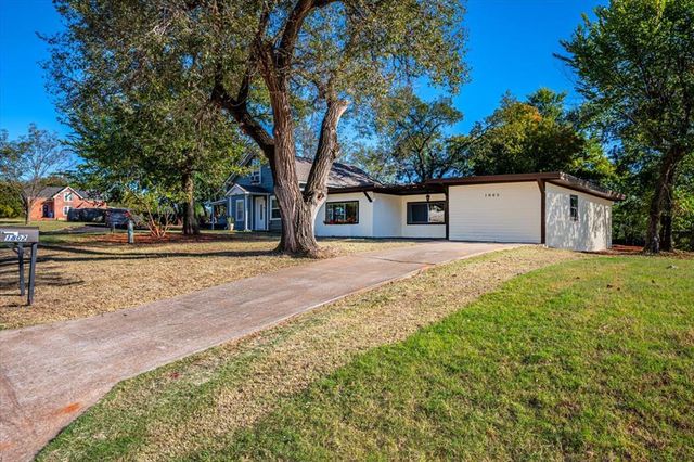 1805 E University Avenue, Guthrie, OK 73044