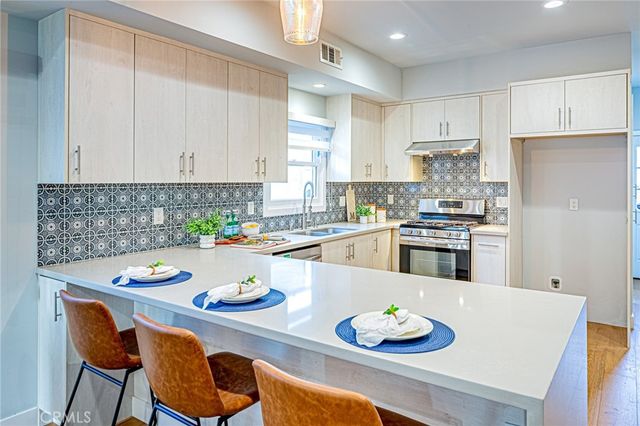 1226 Meadowbrook, Los Angeles, CA 90019