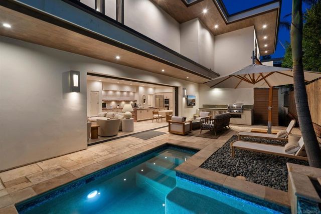 8477 El Paseo Grande, La Jolla, CA 92037