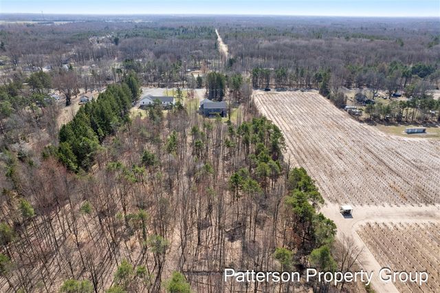 7616 E Sheringer Road, Ravenna, MI 49451