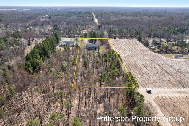 7616 E Sheringer Road, Ravenna, MI 49451