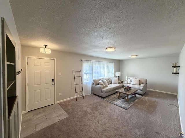 742 NW 62nd St, Topeka, KS 66617