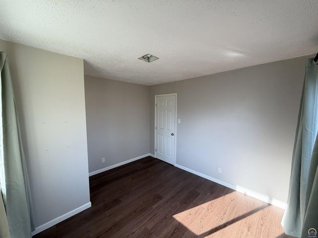 742 NW 62nd St, Topeka, KS 66617